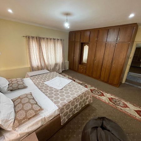Khwaab Gah By The Khayabaan-Homestay Apartments Fully Furnished With Functional Kitchen, Wifi & Parking In City Centre Сринагар Экстерьер фото