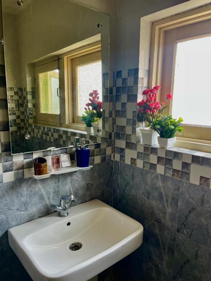 Khwaab Gah By The Khayabaan-Homestay Apartments Fully Furnished With Functional Kitchen, Wifi & Parking In City Centre Сринагар Экстерьер фото
