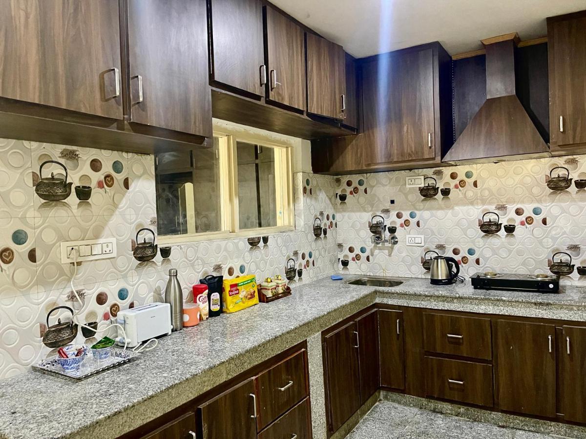 Khwaab Gah By The Khayabaan-Homestay Apartments Fully Furnished With Functional Kitchen, Wifi & Parking In City Centre Сринагар Экстерьер фото