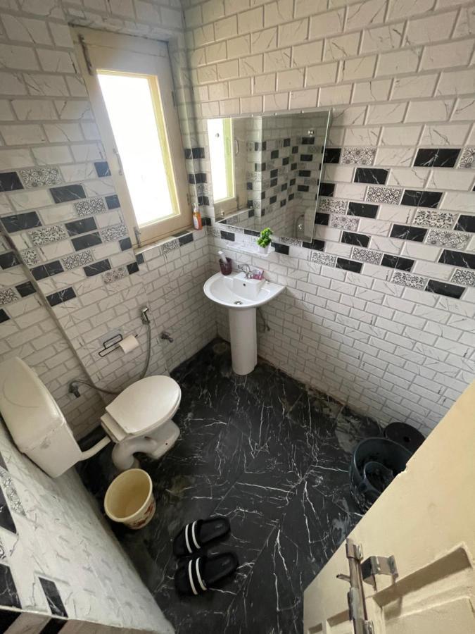 Khwaab Gah By The Khayabaan-Homestay Apartments Fully Furnished With Functional Kitchen, Wifi & Parking In City Centre Сринагар Экстерьер фото