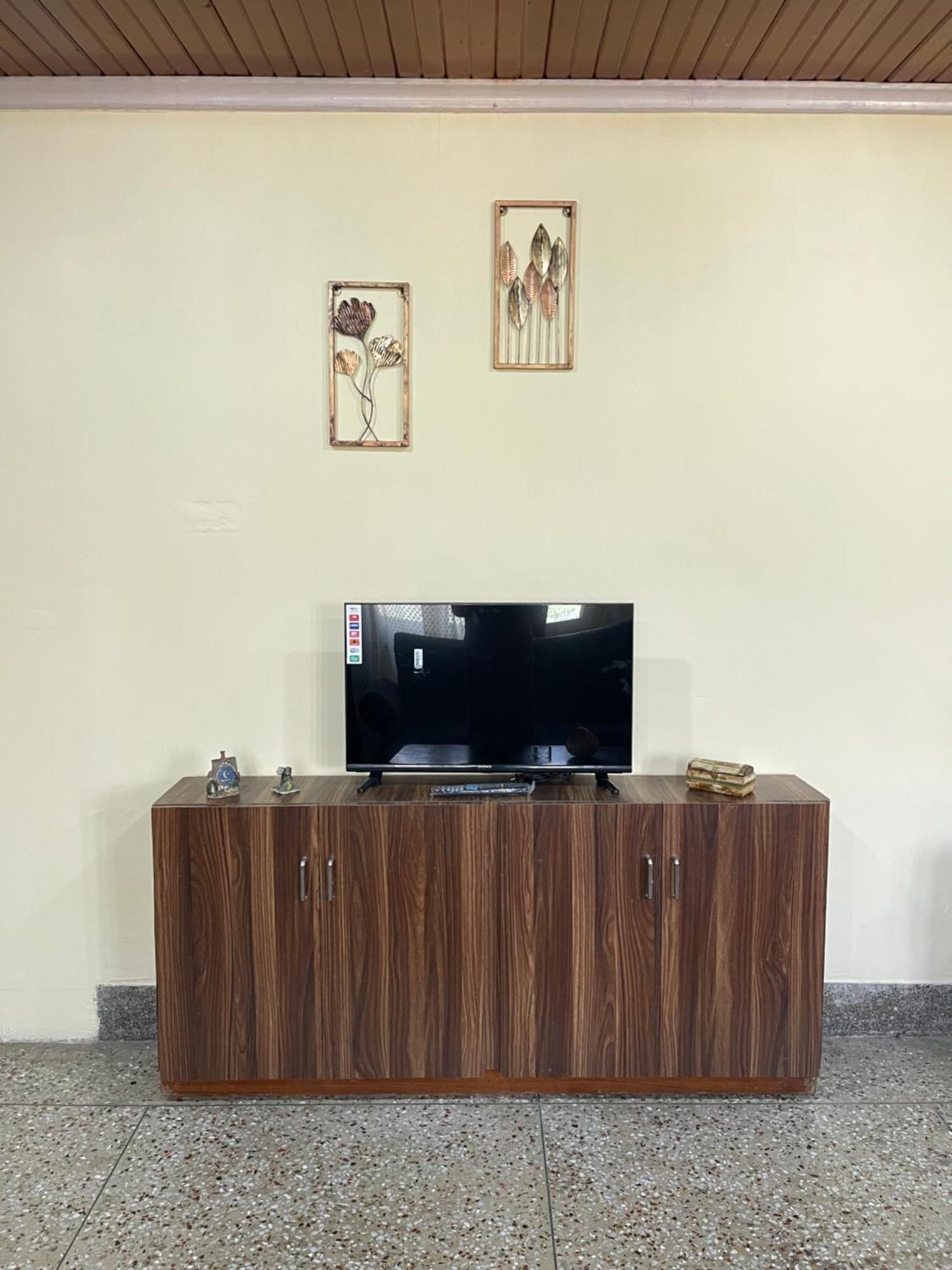 Khwaab Gah By The Khayabaan-Homestay Apartments Fully Furnished With Functional Kitchen, Wifi & Parking In City Centre Сринагар Экстерьер фото