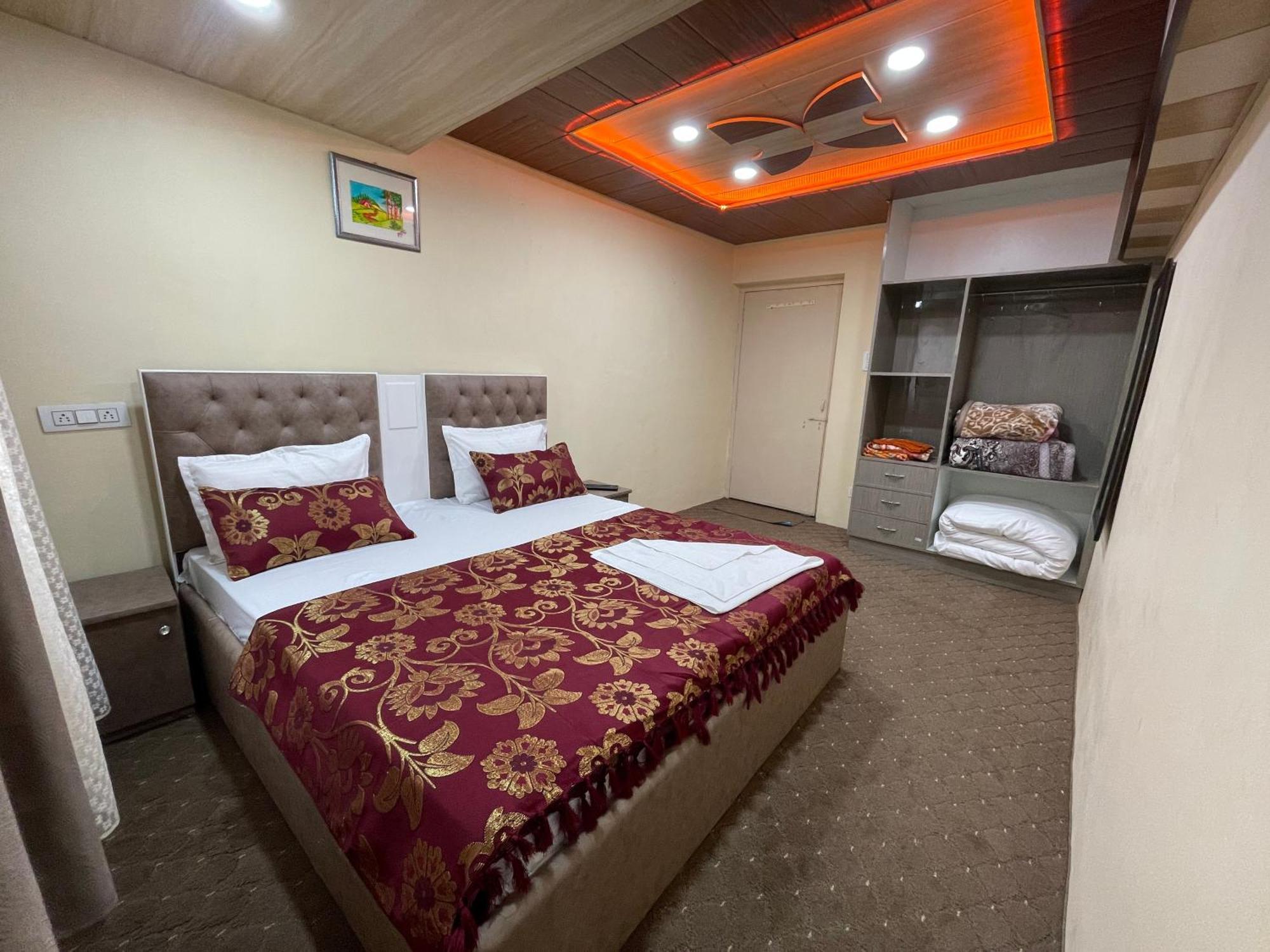 Khwaab Gah By The Khayabaan-Homestay Apartments Fully Furnished With Functional Kitchen, Wifi & Parking In City Centre Сринагар Экстерьер фото