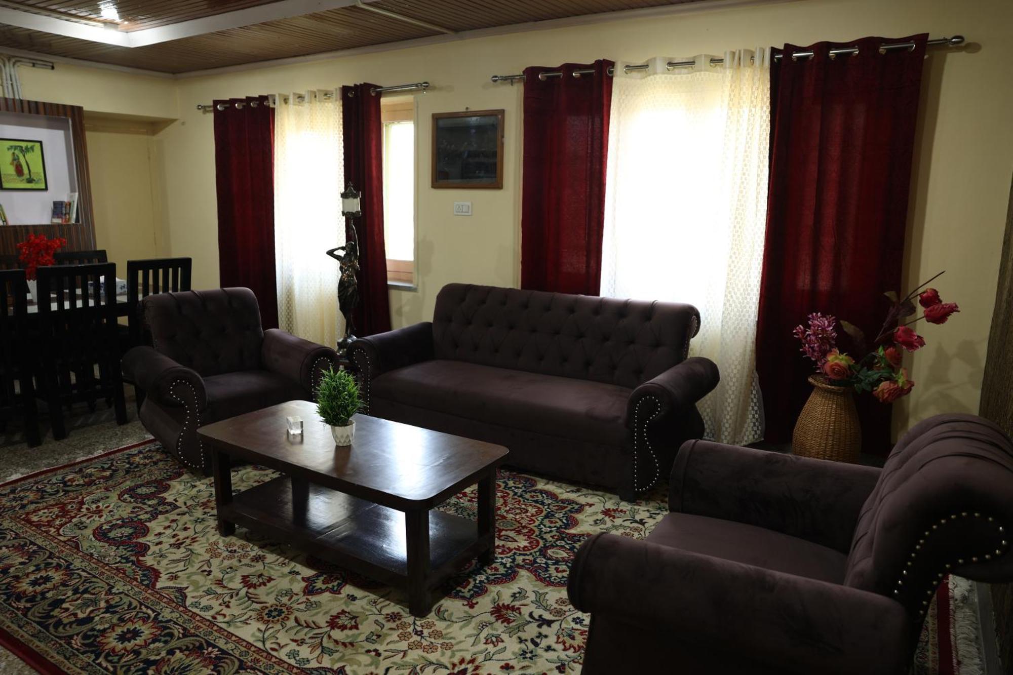 Khwaab Gah By The Khayabaan-Homestay Apartments Fully Furnished With Functional Kitchen, Wifi & Parking In City Centre Сринагар Экстерьер фото