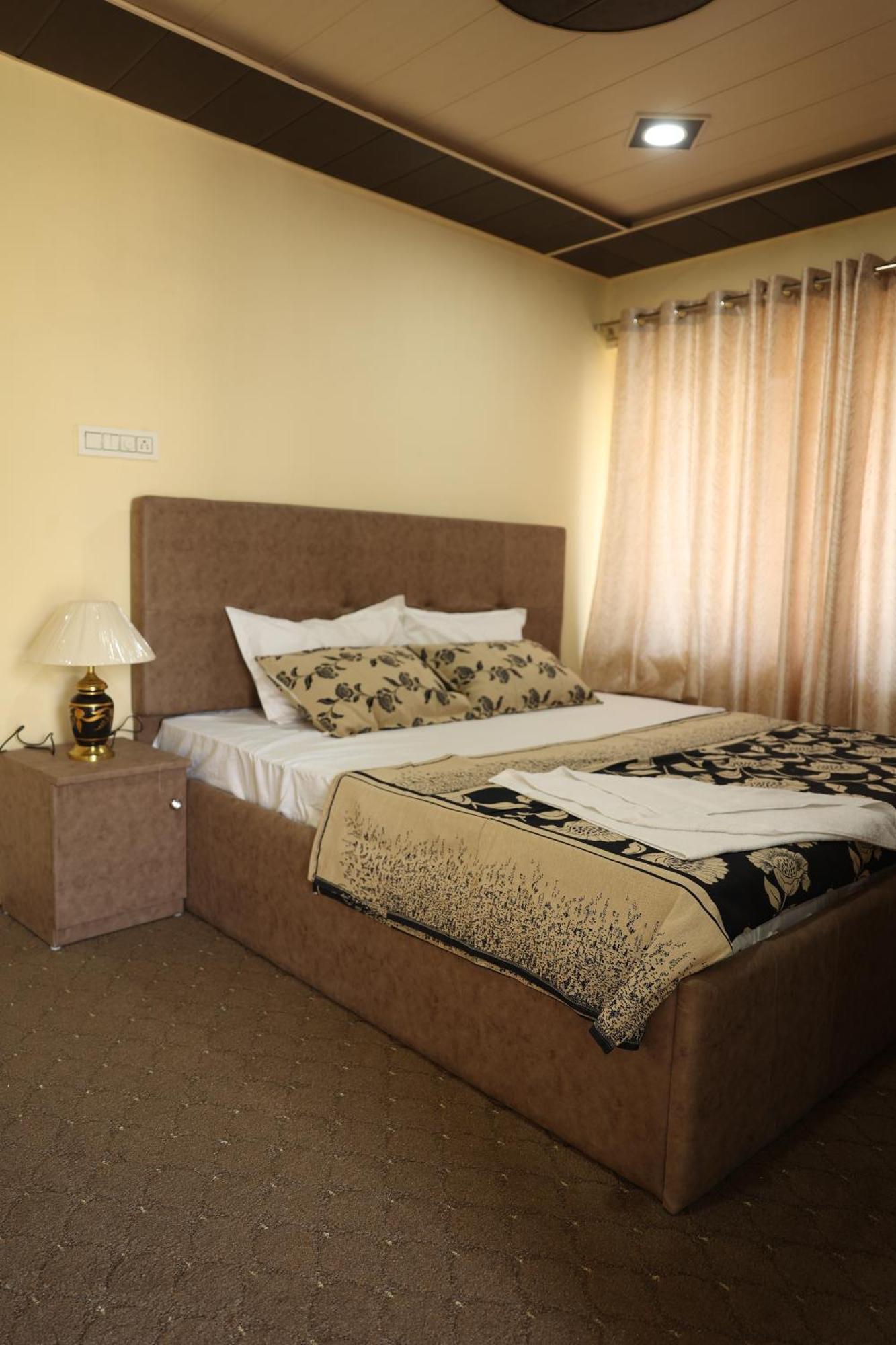 Khwaab Gah By The Khayabaan-Homestay Apartments Fully Furnished With Functional Kitchen, Wifi & Parking In City Centre Сринагар Экстерьер фото