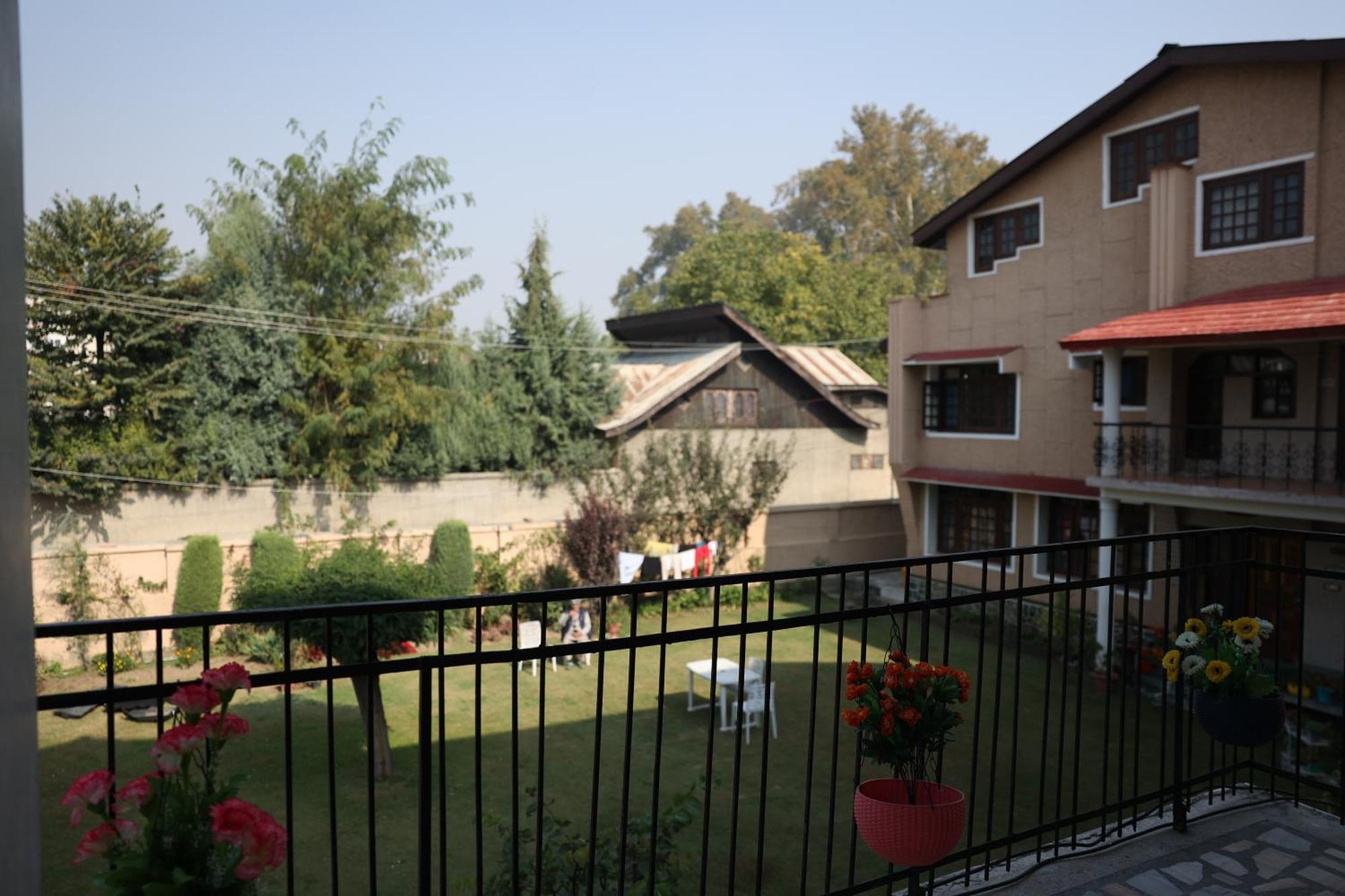 Khwaab Gah By The Khayabaan-Homestay Apartments Fully Furnished With Functional Kitchen, Wifi & Parking In City Centre Сринагар Экстерьер фото