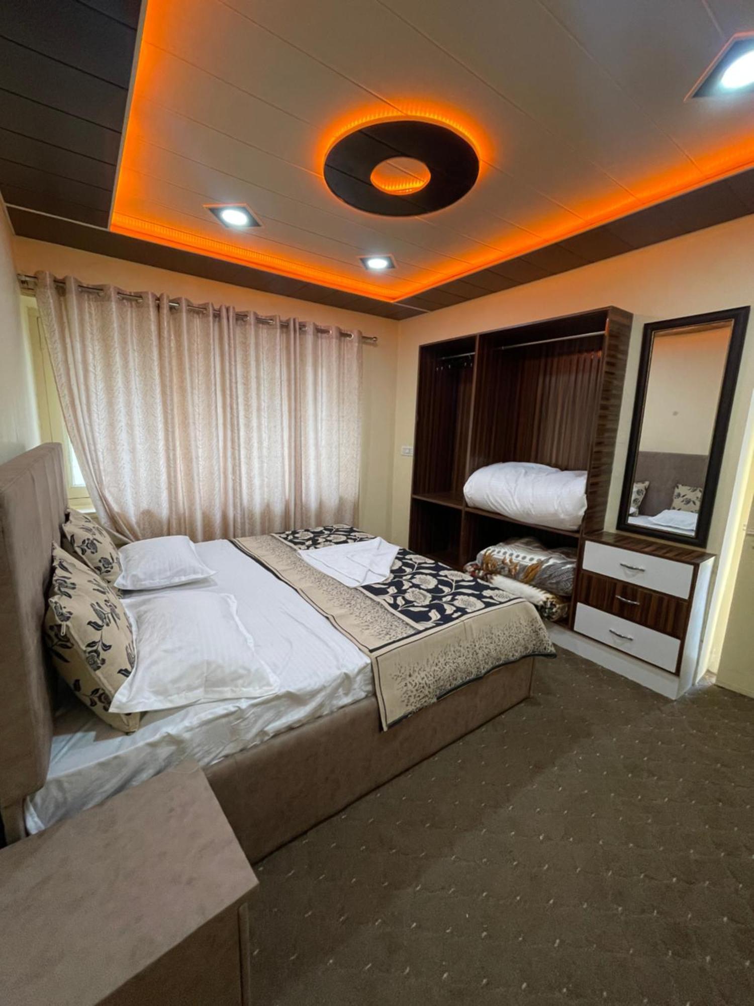 Khwaab Gah By The Khayabaan-Homestay Apartments Fully Furnished With Functional Kitchen, Wifi & Parking In City Centre Сринагар Экстерьер фото
