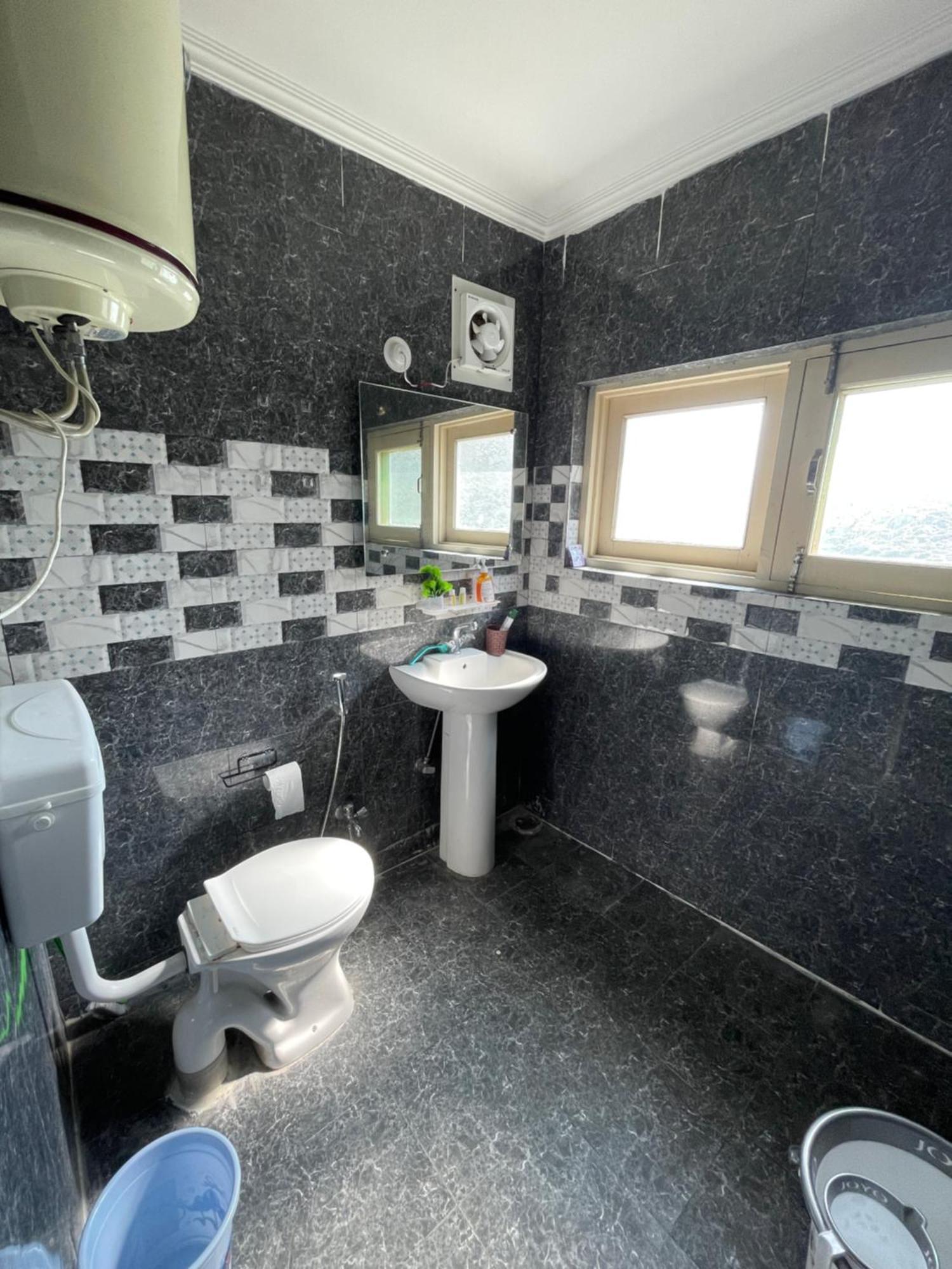 Khwaab Gah By The Khayabaan-Homestay Apartments Fully Furnished With Functional Kitchen, Wifi & Parking In City Centre Сринагар Экстерьер фото