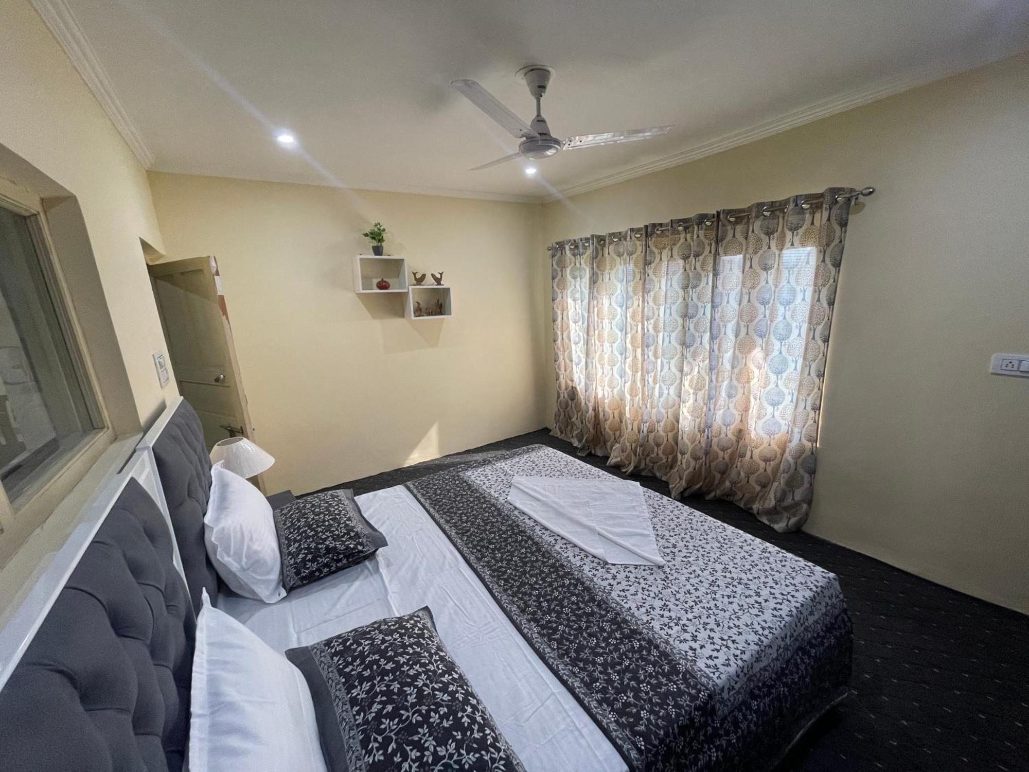 Khwaab Gah By The Khayabaan-Homestay Apartments Fully Furnished With Functional Kitchen, Wifi & Parking In City Centre Сринагар Экстерьер фото