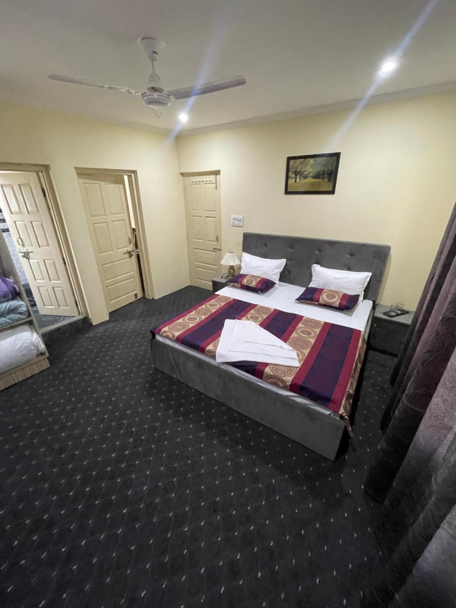 Khwaab Gah By The Khayabaan-Homestay Apartments Fully Furnished With Functional Kitchen, Wifi & Parking In City Centre Сринагар Экстерьер фото