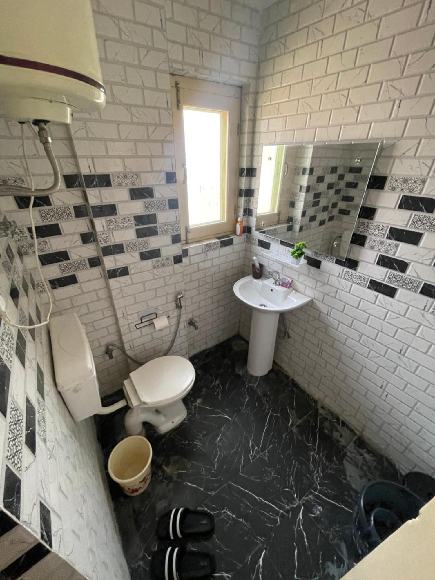Khwaab Gah By The Khayabaan-Homestay Apartments Fully Furnished With Functional Kitchen, Wifi & Parking In City Centre Сринагар Экстерьер фото