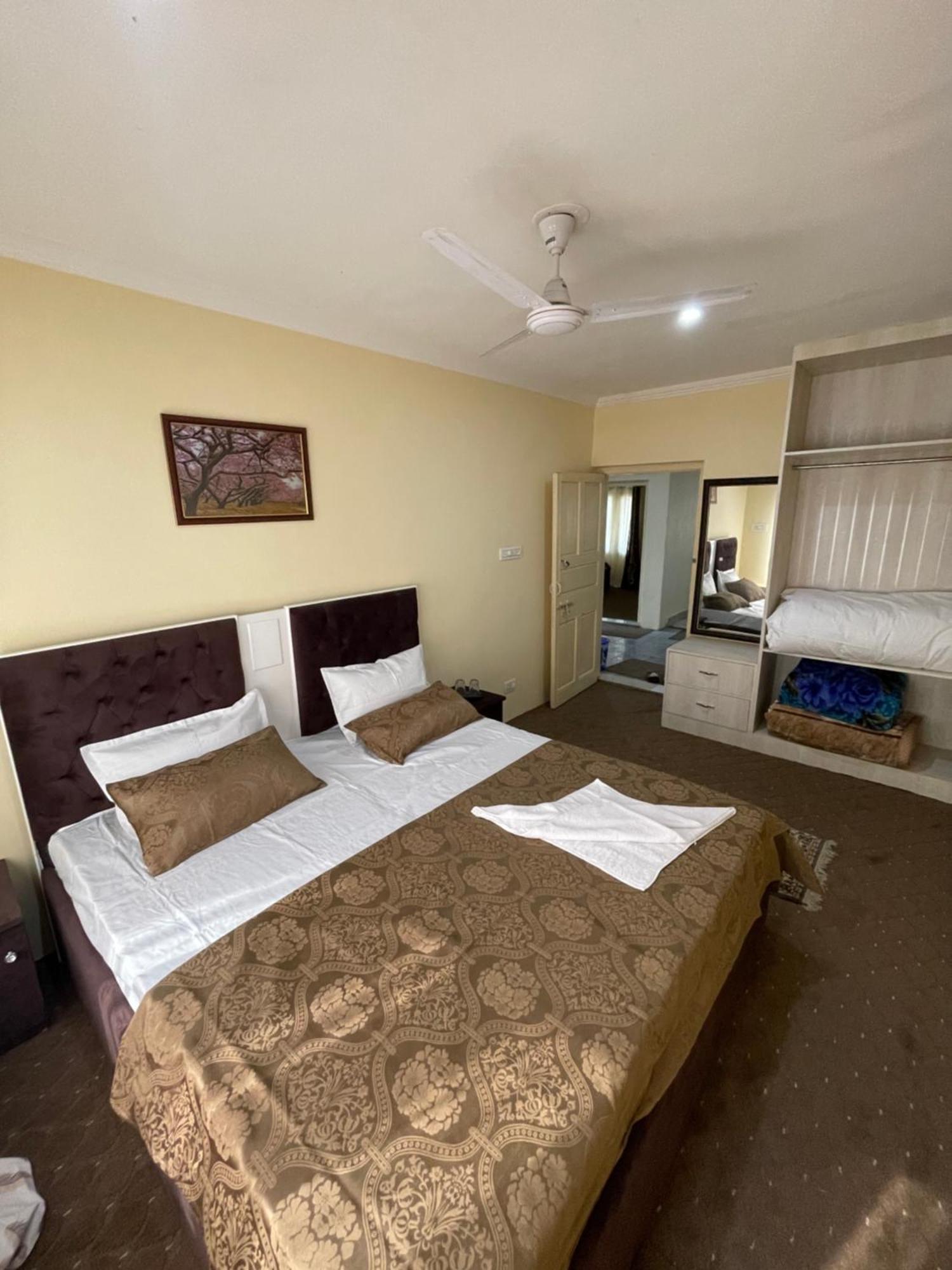 Khwaab Gah By The Khayabaan-Homestay Apartments Fully Furnished With Functional Kitchen, Wifi & Parking In City Centre Сринагар Экстерьер фото